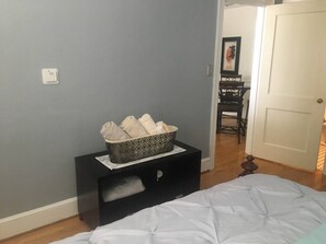 1 habitación, escritorio, tabla de planchar con plancha y wifi gratis 