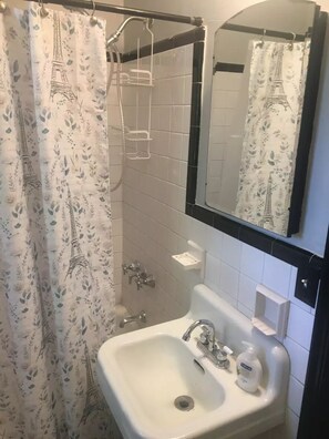 Haartrockner, Handtücher, Seife, Toilettenpapier
