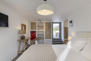 2 chambres, coffres-forts dans les chambres, fer et planche à repasser