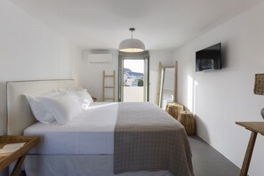 2 bedrooms, in-room safe, iron/ironing board