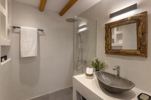 Douche, sèche-cheveux