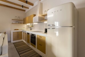 Réfrigérateur, un four, lave-vaisselle, cafetière-théière