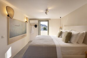 2 bedrooms, in-room safe, iron/ironing board