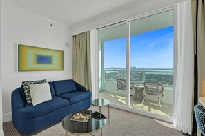 Smart TV - Junior Suite 33rd Flr in Fontainebleau Miami Beach (Miami Beach)