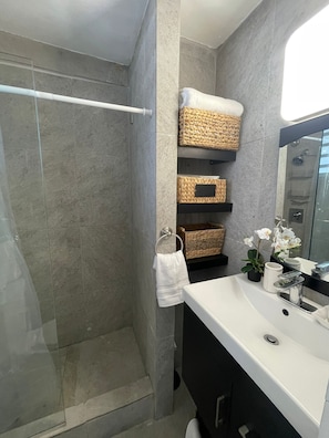 Shower, hair dryer, towels, soap - Charming Isla Verde Studio (Carolina)