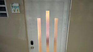 A white door with vertical metallic stripes and a doormat with "WELCOME" written on it. - Charming Isla Verde Studio (Carolina)