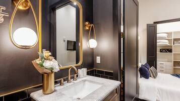 2 bedrooms, desk, WiFi, bed sheets