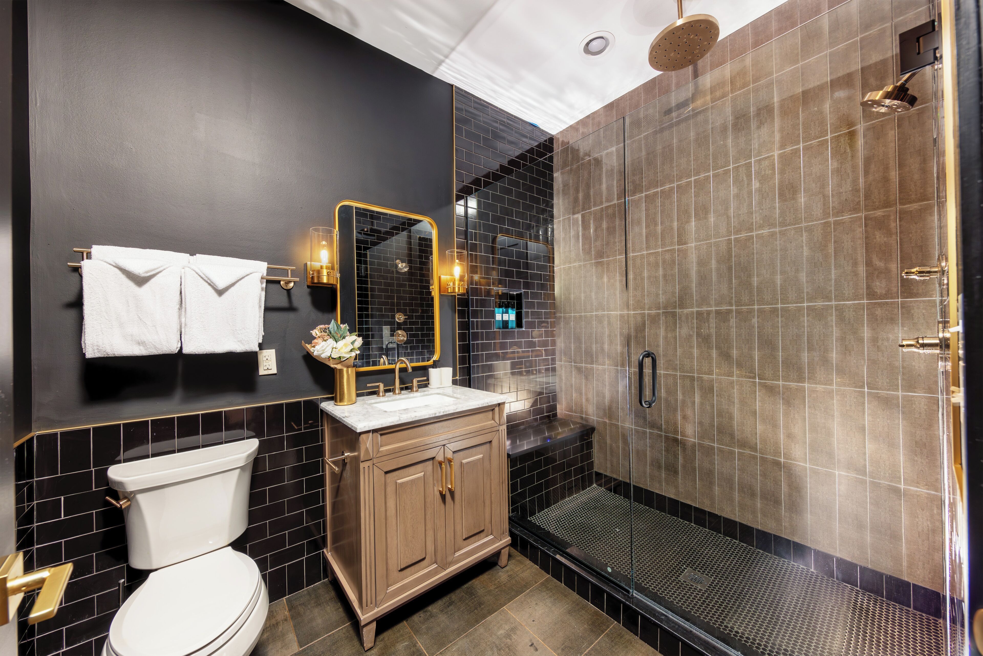 シャワー、ヘアドライヤー、タオル