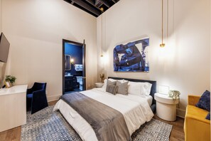 2 bedrooms, desk, WiFi, bed sheets