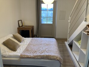 2 makuuhuonetta, silitysrauta/-lauta, vuodevaatteet