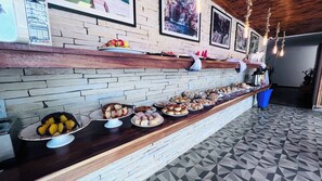 بوفيه فطور مجانًا يوميًا