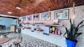 Café da manhã com buffet grátis todos os dias