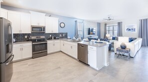 Frigorifero, microonde, forno, piano cottura