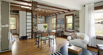 'The Pink Pad' Twin Cities Getaway Bungalow with a cozy loft