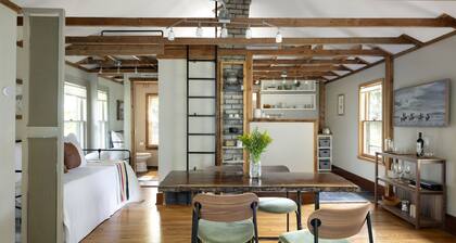 'The Pink Pad' Twin Cities Getaway Bungalow with a cozy loft