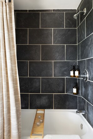 Haartrockner, Handtücher, Seife, Toilettenpapier