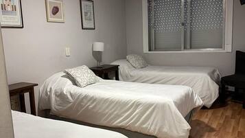 Habitación superior, 3 camas individuales | 1 habitación, wifi gratis y ropa de cama