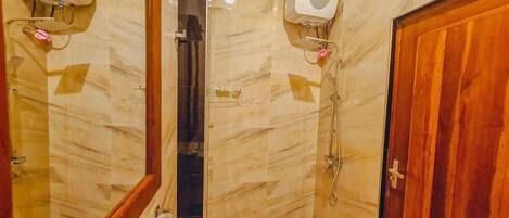 Secador de pelo, toallas, jabón y champú