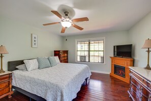3 bedrooms, iron/ironing board, free internet, bed sheets - Waterfront Pass Christian Oasis ~ 2 Mi to Beach! (Pass Christian)