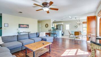 Télévision, table de tennis de table, livres