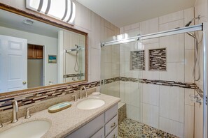 Kostenlose Toilettenartikel, Haartrockner, Handtücher