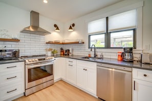 Réfrigérateur, micro-ondes, plaque de cuisson, lave-vaisselle
