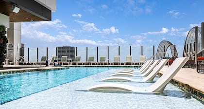 1BD/Atlanta - Downtown w/Rooftop Pool and Pool Bar!