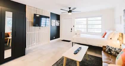 Large Condo Steps to Water, Brand New Everything