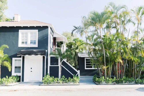 Large Condo Steps to Water, Brand New Everything