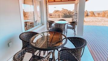 Honeymoon House, Jetted Tub, Mountainside | Outdoor dining