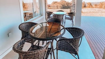 Honeymoon-Haus, Whirlpool, Bergseite | Speisen im Freien