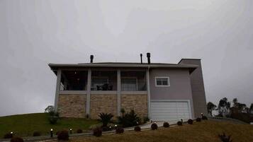 Casa lua de mel, banheira de hidromassagem, ao lado da montanha | Fachada