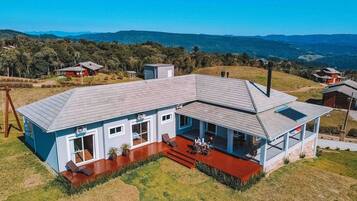 Hus til brudepar - boblebad - ved bjerg | Udendørsområde