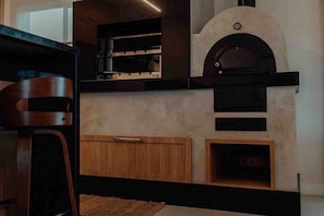 Eine Küche mit Backofen, Holzschränken und einer Arbeitsplatte.
