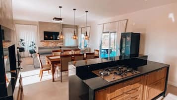 Honeymoon huis, bubbelbad, uitzicht op gebergte | Privékeuken | Kookgerei, borden en bestek, een eettafel