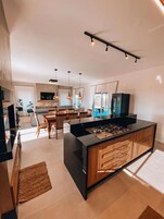 Casa lua de mel, banheira de hidromassagem, ao lado da montanha | Cozinha privada | Talheres/pratos/utensílios de cozinha, mesas de jantar