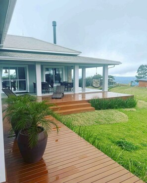 Honeymoon House, Jetted Tub, Mountainside | Terrace/patio - Casa Paraíso do Sol - Rancho Queimado (Rancho Queimado)