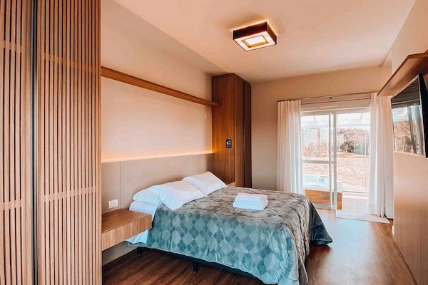 Honeymoon House, Jetted Tub, Mountainside | 3 bedrooms, Egyptian cotton sheets, premium bedding, blackout drapes