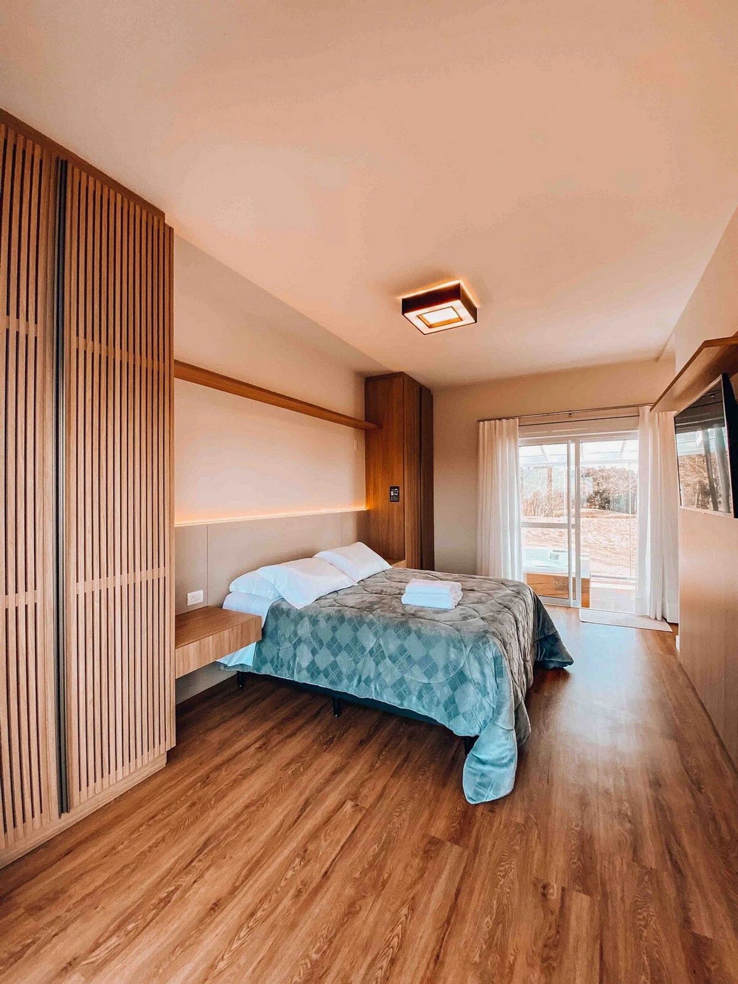 3 عدّة غرف نوم وملاءات من القطن المصري وأغطية فراش متميزة