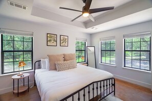 3 bedrooms, desk, travel cot, free WiFi