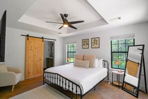 3 bedrooms, desk, travel cot, free WiFi