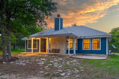 Country Home on 5 Acres-15 Min to Snow's BBQ