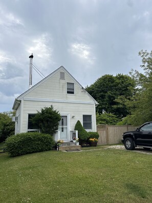 Updated 2 BR / 1 BA home on quiet tree lined st. walking distance to Ditch beach