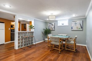 Dining - The Farmhouse Retreat 1BrPerfect downtown location (Peoria)