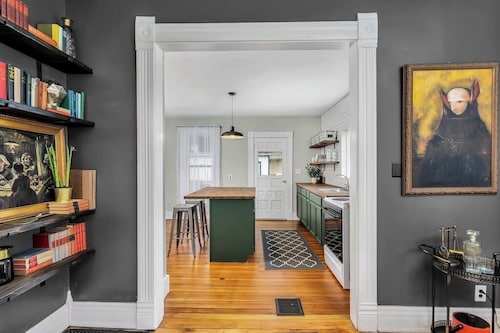 Enchanting Bungalow - 2BR Historic Hidden Gem