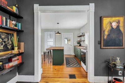 Enchanting Bungalow - 2BR Historic Hidden Gem