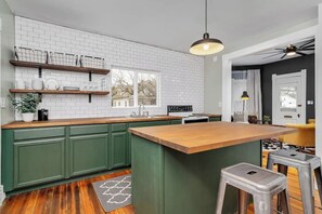 Kjøleskap, kaffetrakter/tekoker og kjøkkenutstyr