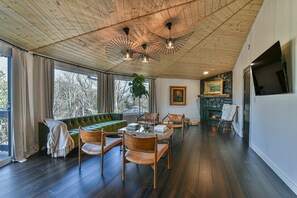 Maison Deluxe | Coin séjour | TV connectée de 40 pouces avec chaînes par câble, télévision, Netflix