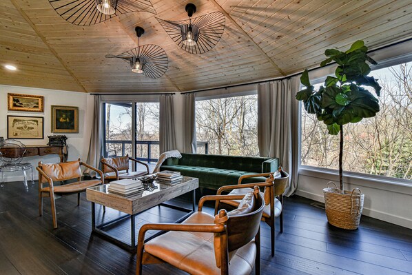 Maison Deluxe | Coin séjour | TV connectée de 40 pouces avec chaînes par câble, télévision, Netflix