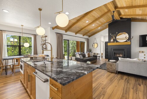 Modern Mtn Retreat: Lakefront, Direct Beach Access & Hot Tub by Tamarack Resort